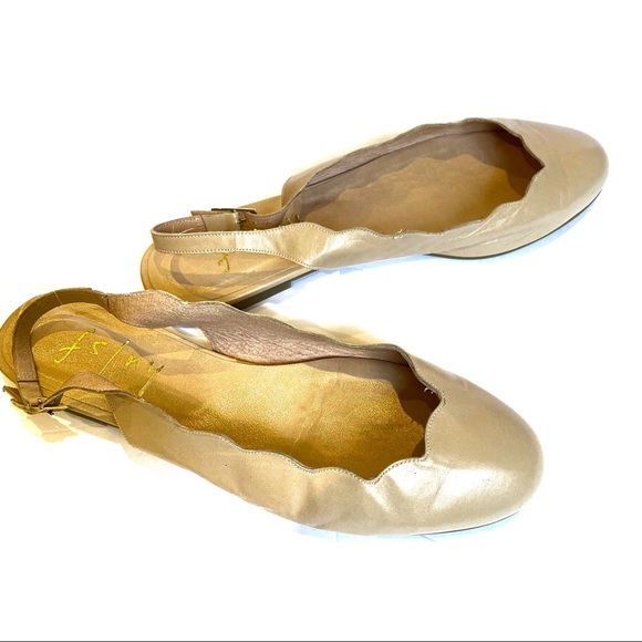 | fs/ny | tan scalloped slingback flats - Picture 4 of 8